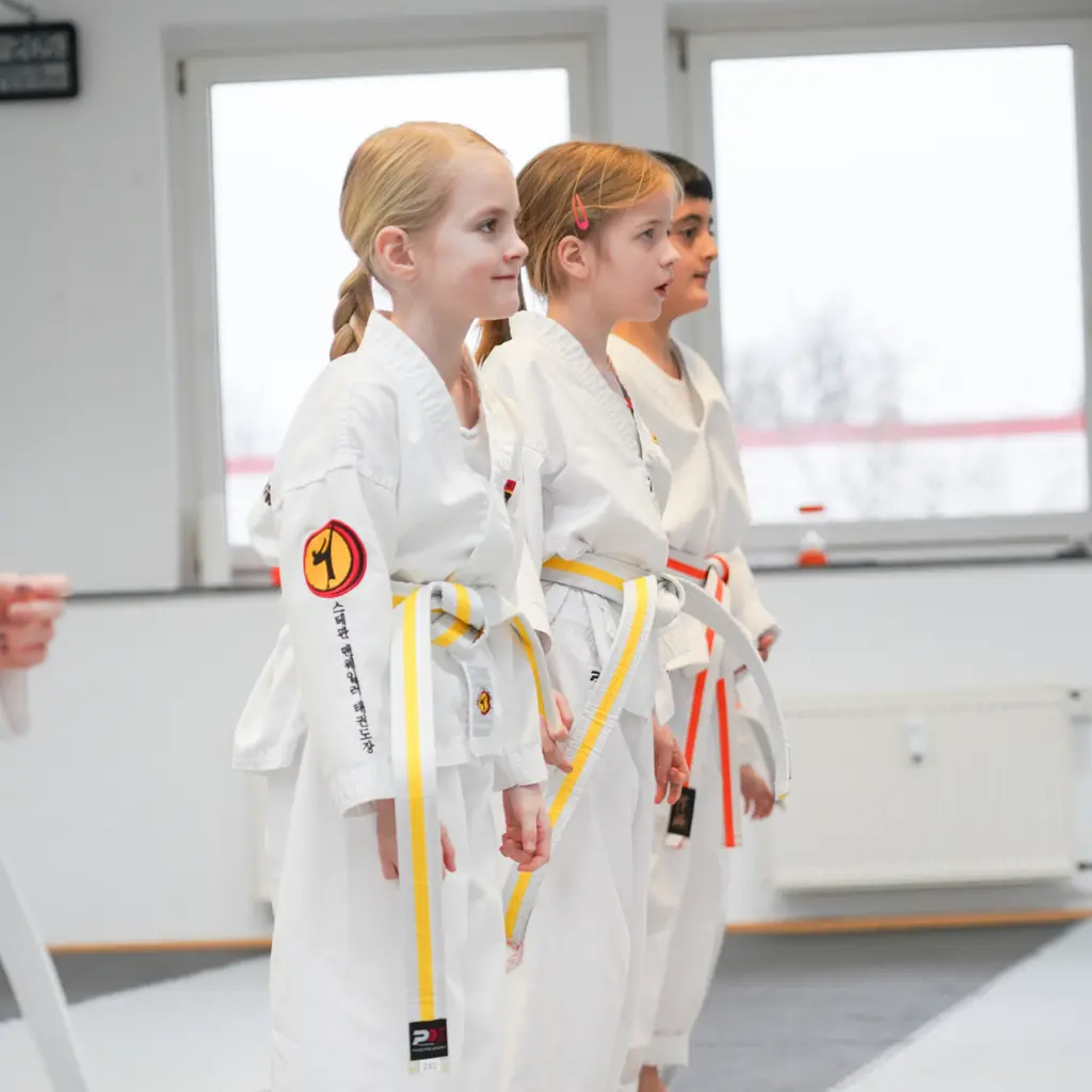Disziplin im Taekwondo – konzentriertes Kind beim Üben